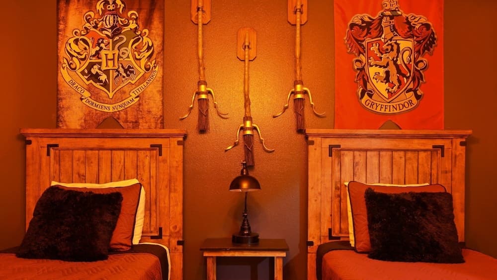 Themed Rooms & Pool in Quiet Neighborhood