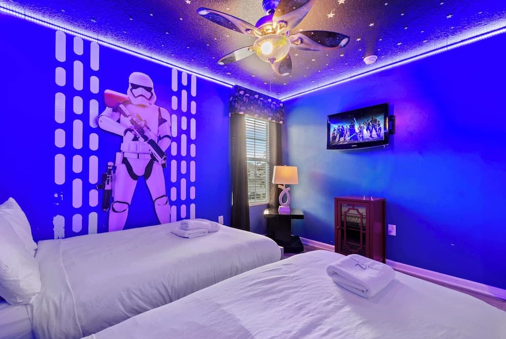 Disney & Star Wars Haven: 6br, Pool & Game Room!