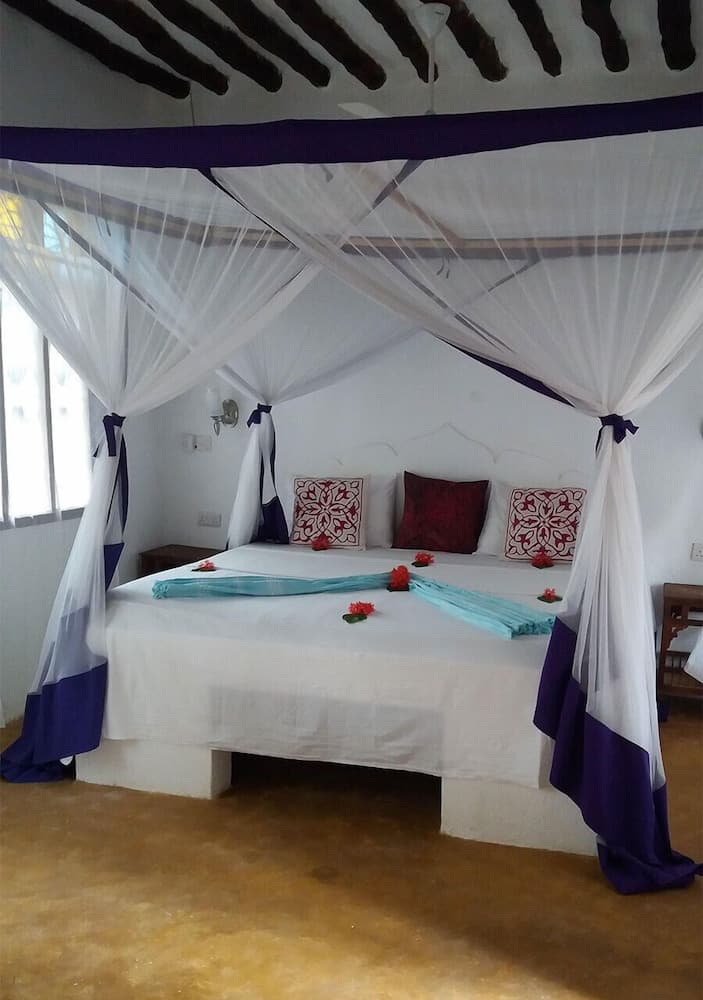 Laguna Palace Michamvi Kae