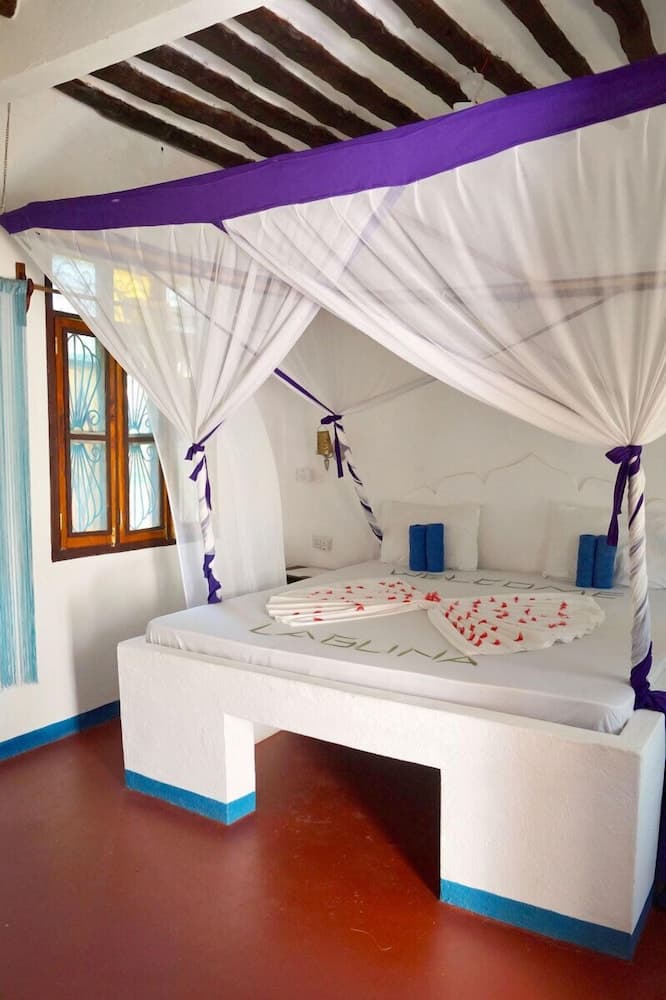 Laguna Palace Michamvi Kae