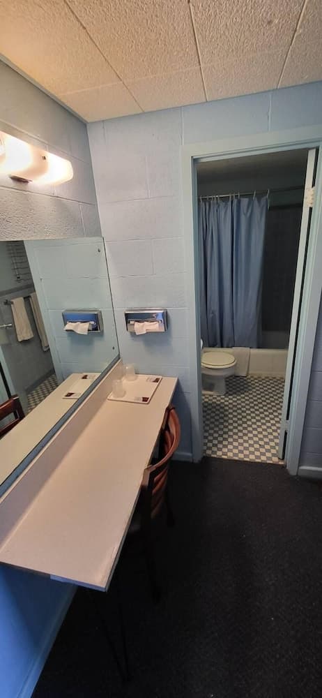 Holiday Host Motel & RV Park