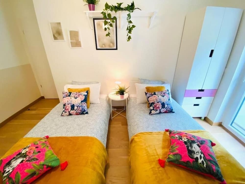 3 bedrooms in Center w Terrace&Parking