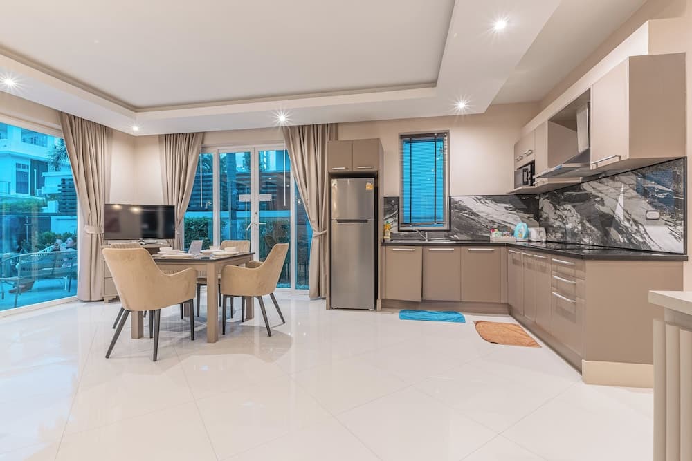 Palm Oasis Pool Villa by Pattaya Holiday