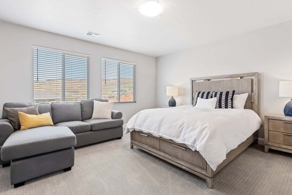 Family Desert Oasis 5 Bedroom Home