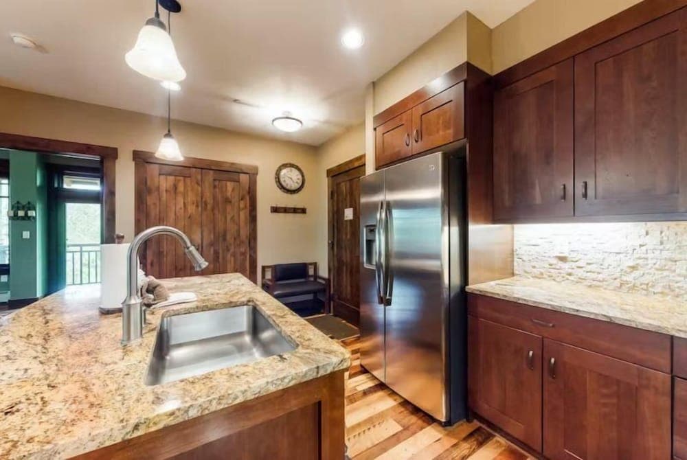 2 Bedroom Luxury Condo on Main Street at Maggie Pond - Walk to Lift!