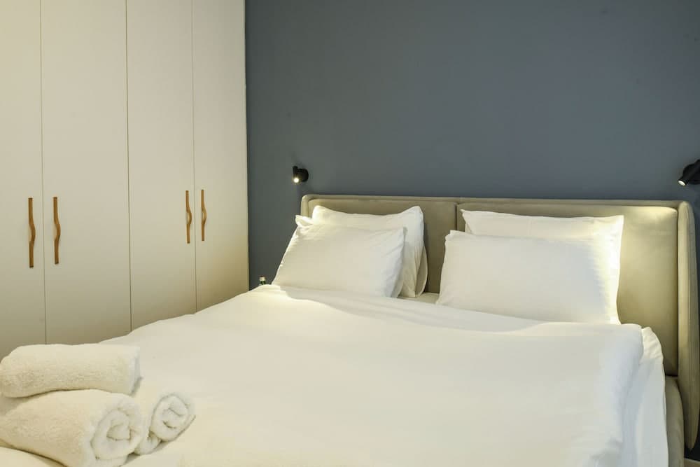 Balcony Bar Skyline View by Sea N' Rent