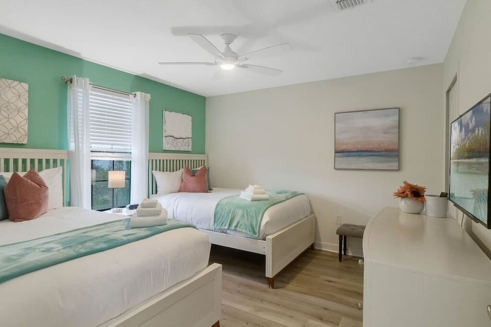 6 Beautiful Bedrooms 6 Baths Pool & Spa 6 Home by RedAwning