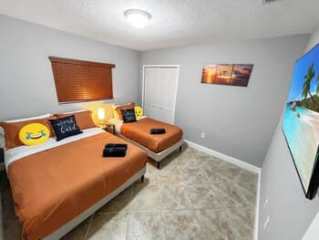 Unique Escape GameRoom! Bar, BBQ, Spacious, and Near Beach