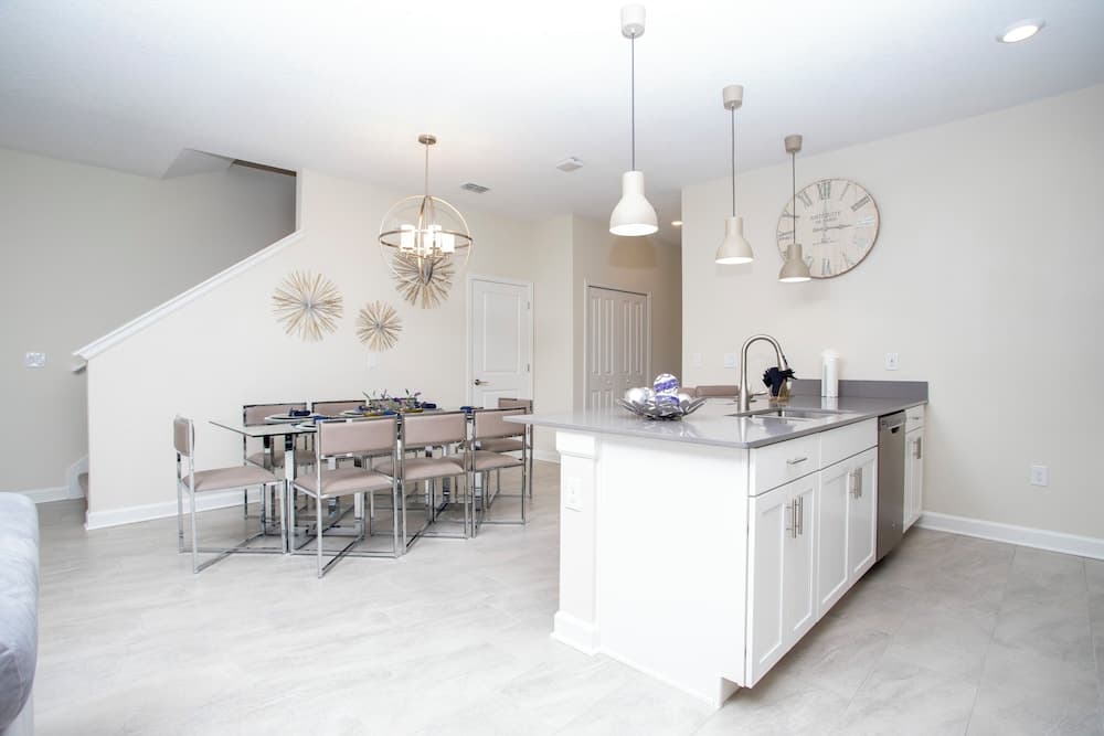 Stunning 5 Bd w Pool Close to Disney 8955