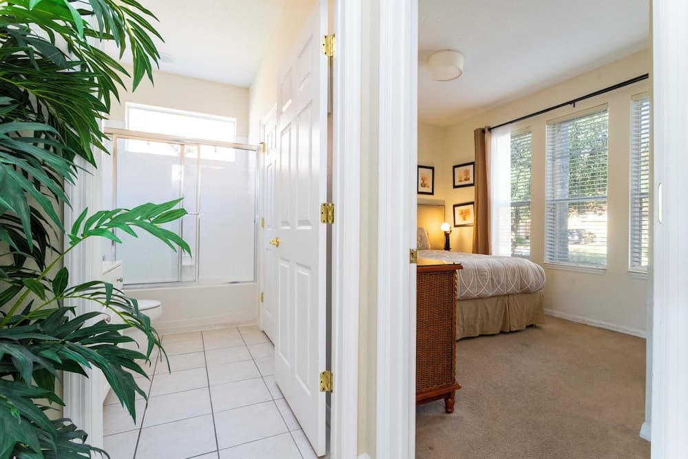 Gorgeous 4 Bedroom w Pool Close to Disney 920