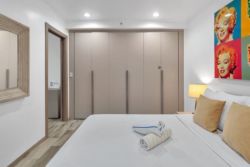 Deco South Of Fifth Beach Access