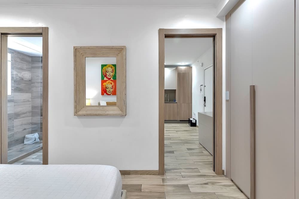 Deco South Of Fifth Beach Access