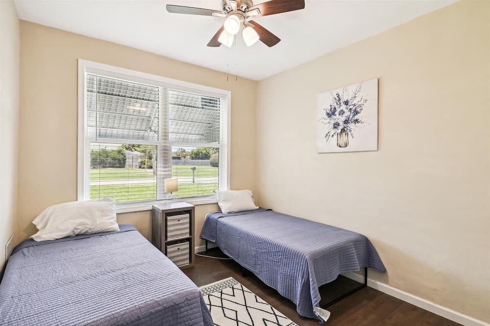 Cove Cottage - 3 Bedroom w/Private Pool. Sleeps 6. Quiet Community, Close to Fishing Marinas. 3 Home by RedAwning