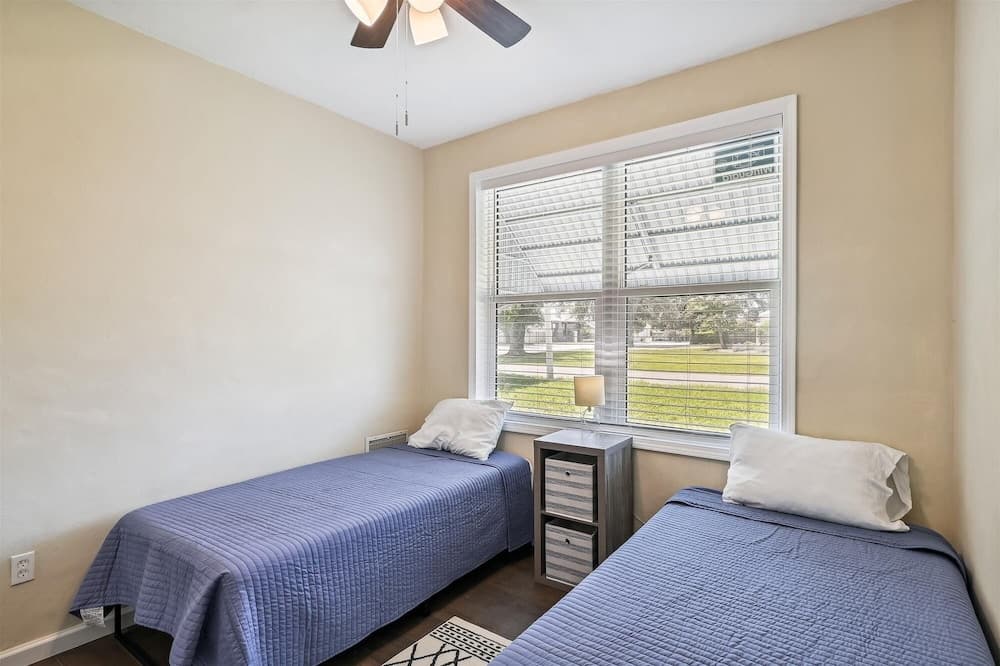 Cove Cottage - 3 Bedroom w/Private Pool. Sleeps 6. Quiet Community, Close to Fishing Marinas. 3 Home by RedAwning