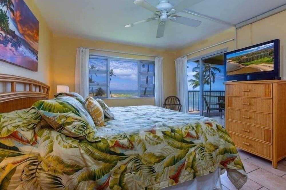 Menehune Shores #423 2 Bedroom Condo by RedAwning