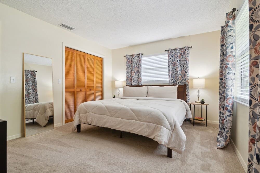 Sunny Retreat - Spacious Yard, Firepit, & Grill 3 Bedroom Home by Redawning