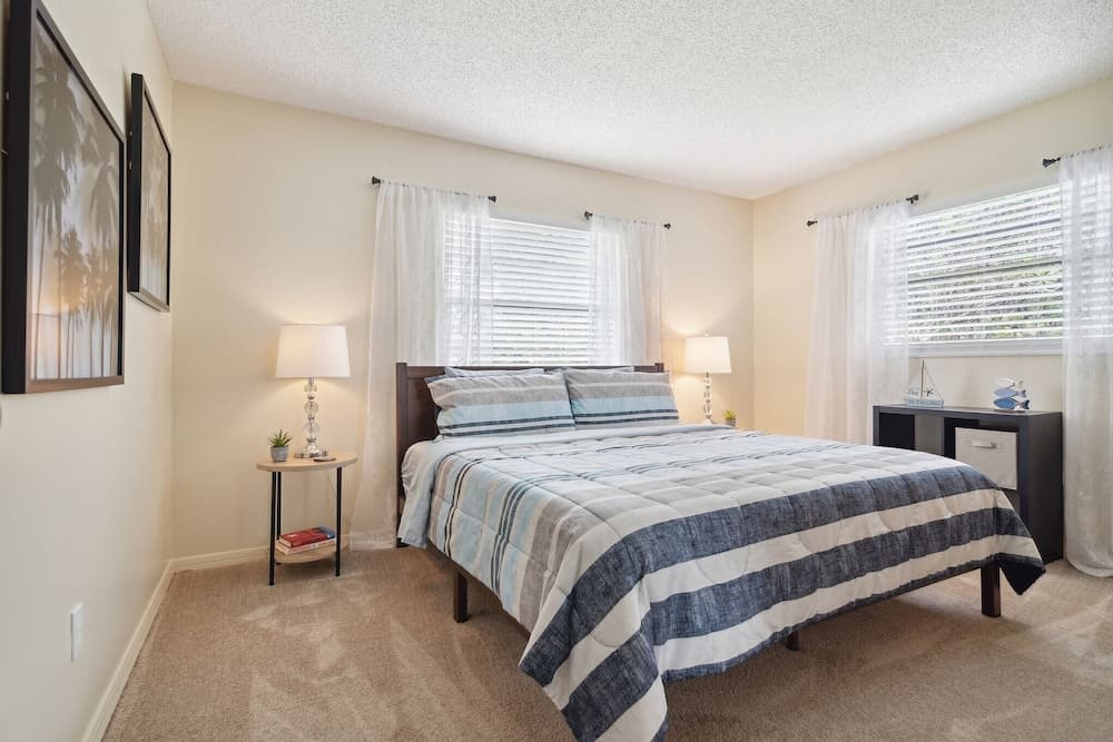 Sunny Retreat - Spacious Yard, Firepit, & Grill 3 Bedroom Home by Redawning