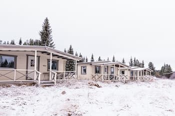 Aurora RiverCamp Glass Igloos and Cabins