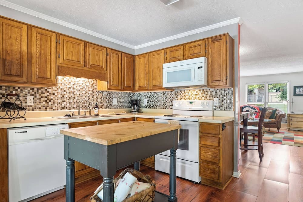 Five Points Dawg Crib On Campus