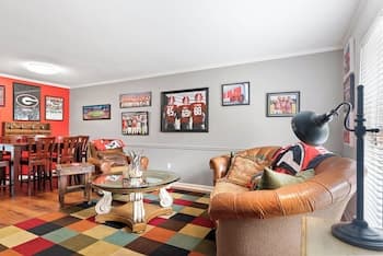 Five Points Dawg Crib On Campus