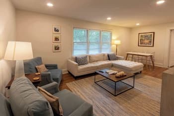 4 BR Sleeps 10 Near UGA & Downtown