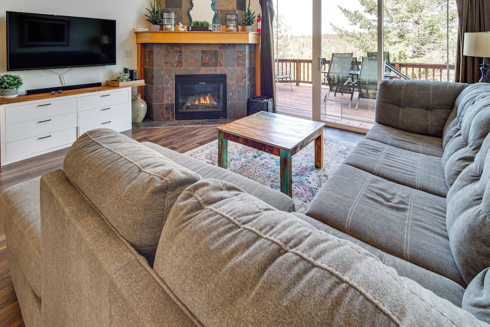 Klamath Falls Getaway w/ Pool & Hot Tub Access!