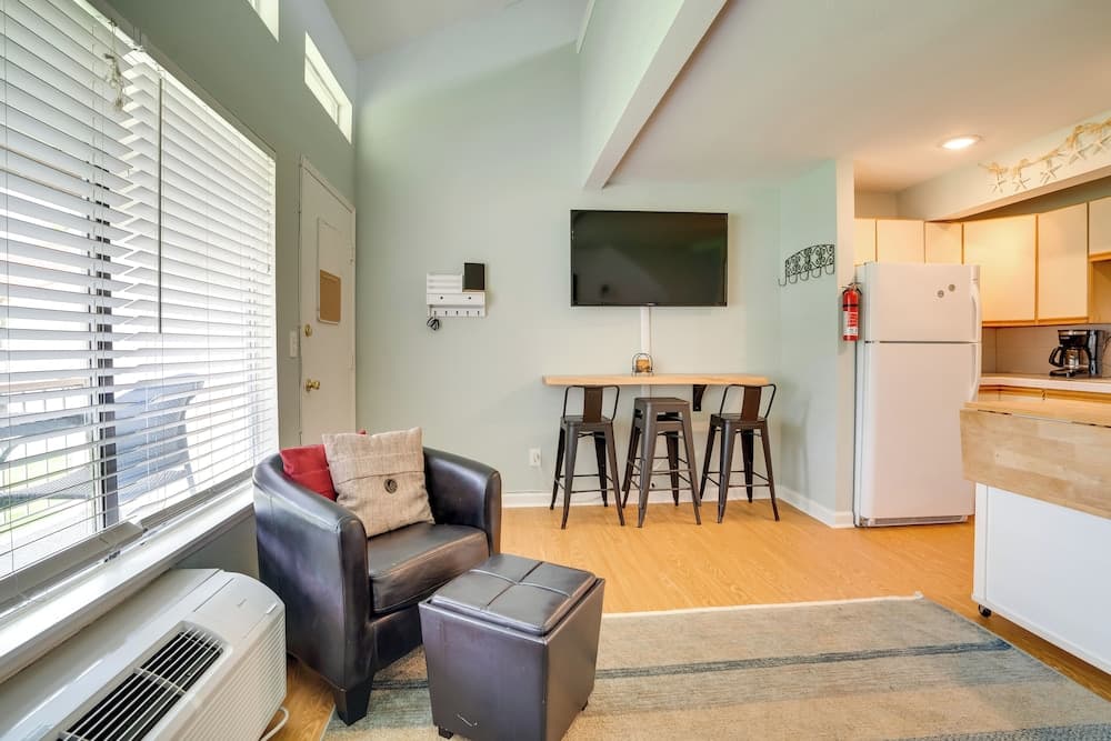 Lovely Crescent Bar Condo w/ Community Amenities!