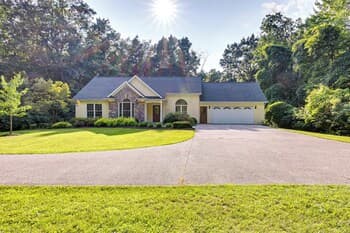 Charming Flushing Cottage w/ Deck + Spacious Yard!