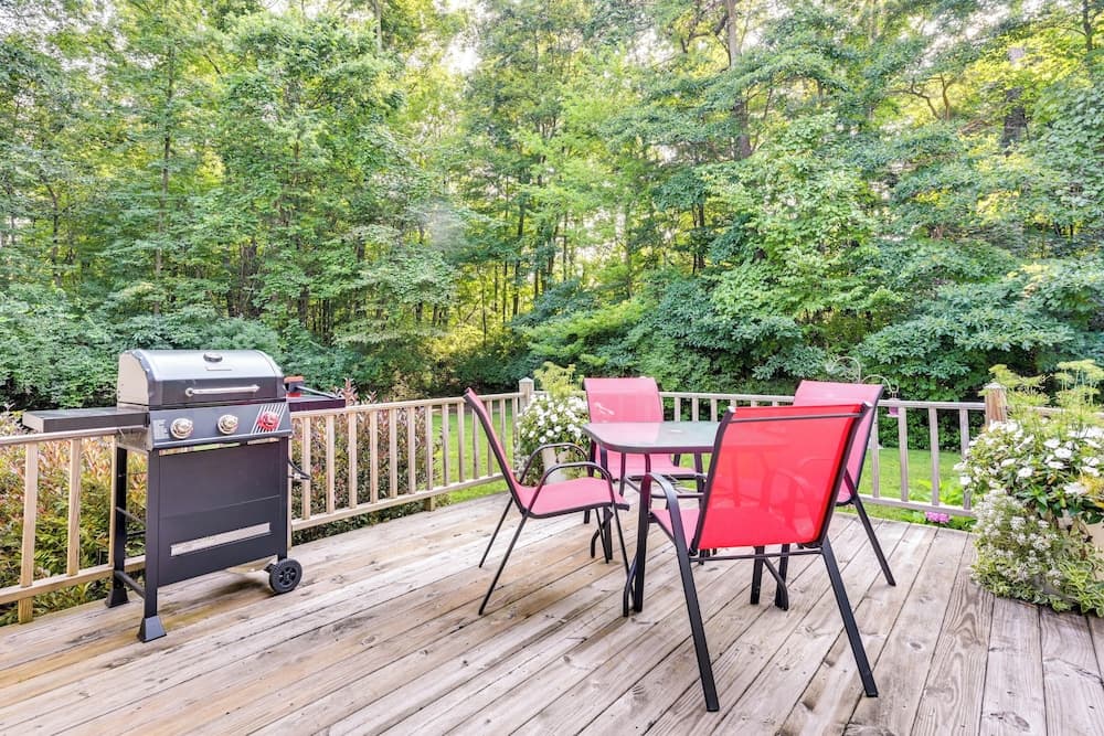 Charming Flushing Cottage w/ Deck + Spacious Yard!