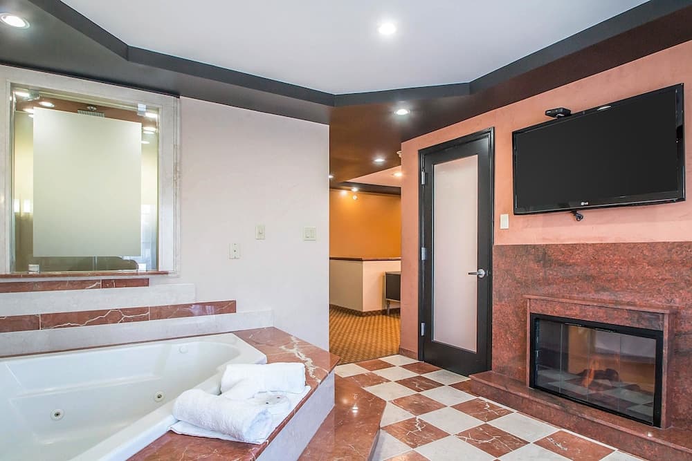 Clarion Inn Elmhurst - Oak Brook near I-88, I-290, I-294