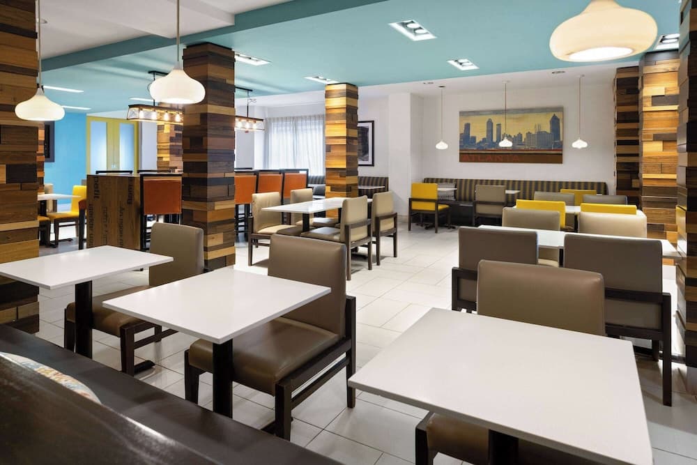 La Quinta Inn & Suites by Wyndham Atlanta Airport North