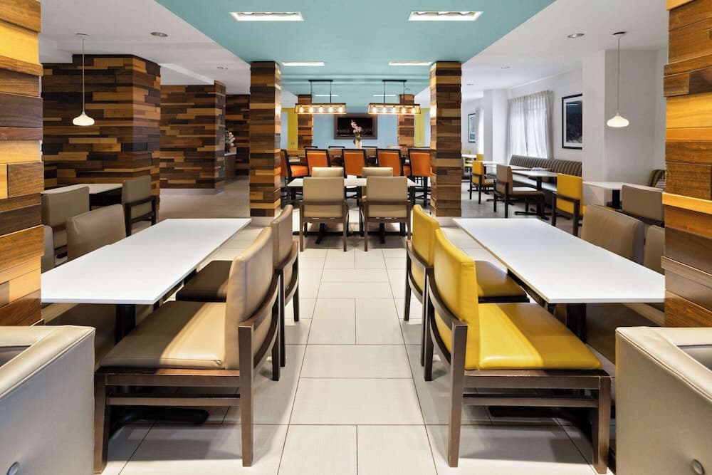 La Quinta Inn & Suites by Wyndham Atlanta Airport North