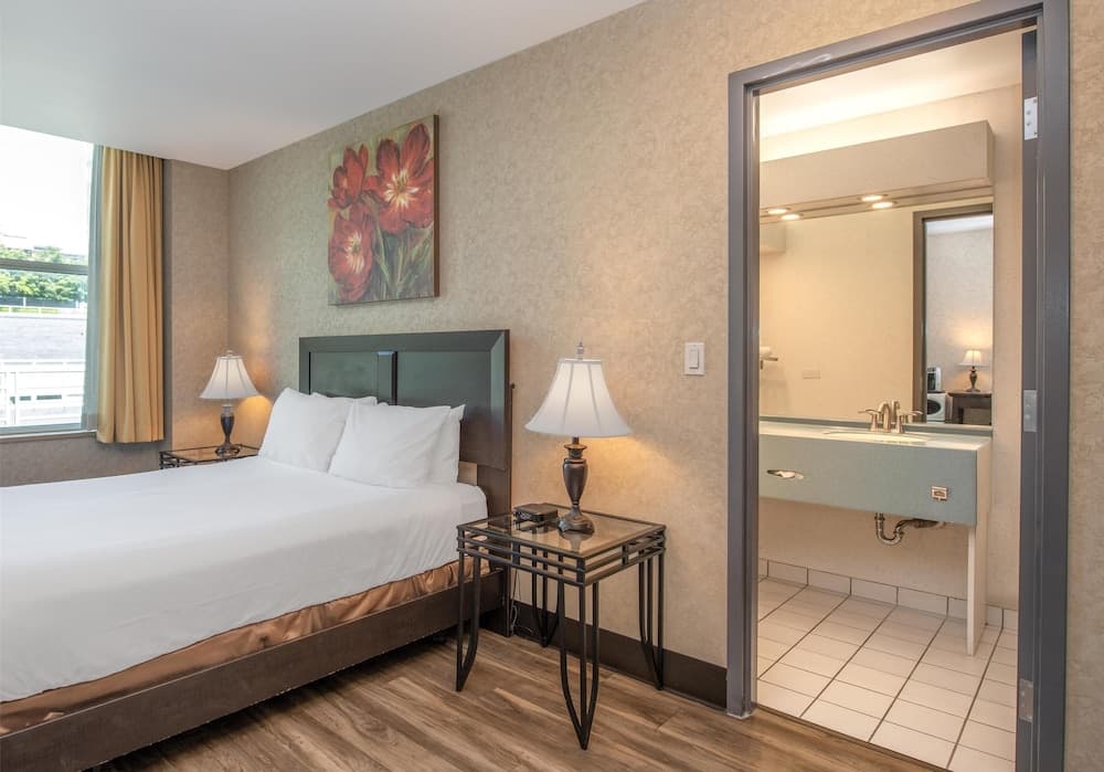 Coast Lonsdale Quay Hotel