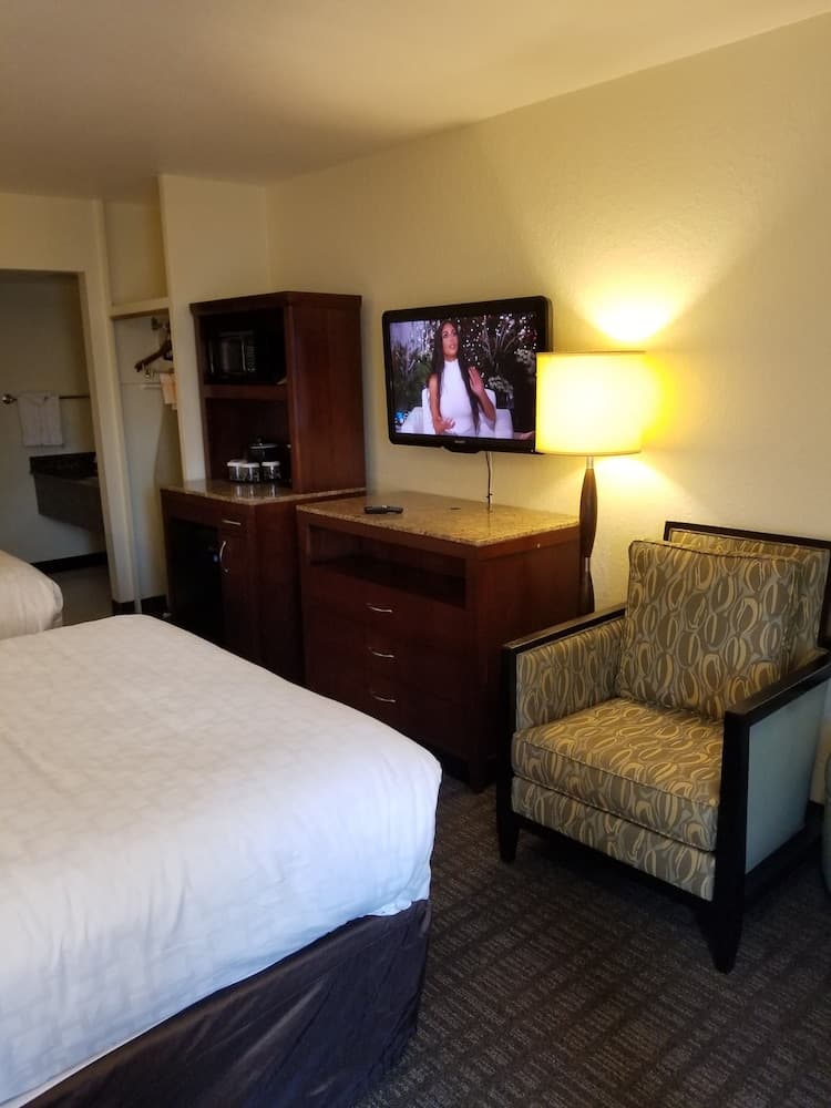 Clarion Inn & Suites Central Clearwater Beach