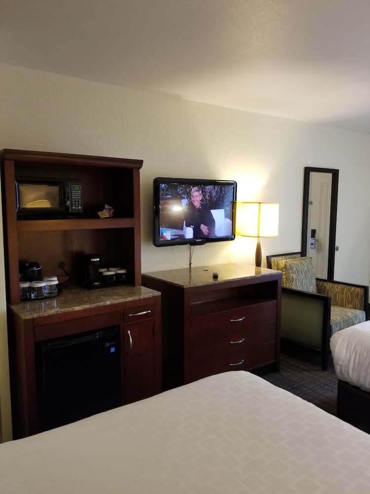 Clarion Inn & Suites Central Clearwater Beach