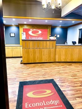 Econo Lodge Inn & Suites