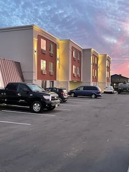 Niagara Lodge & Suites