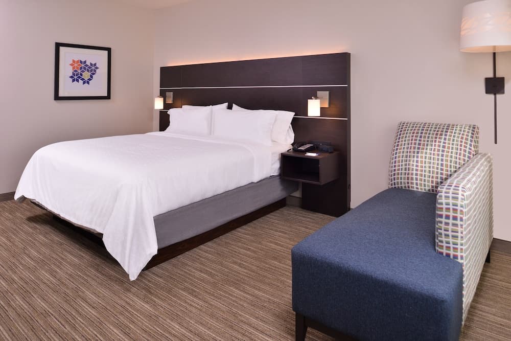 Holiday Inn Express & Suites Mall of America - MSP Airport by IHG