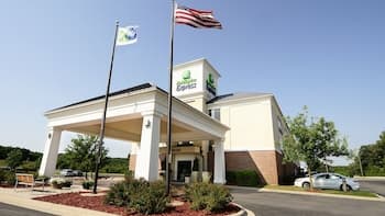 Holiday Inn Express & Suites Delafield, an IHG Hotel