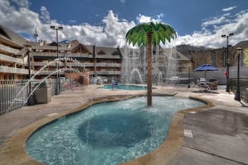 Crossroads Inn & Suites