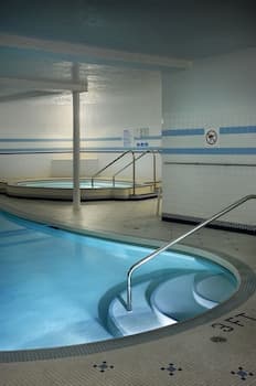 Royal Scot Hotel & Suites