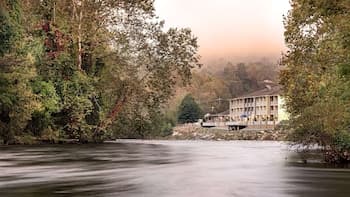 Best Western Plus River Escape Inn & Suites