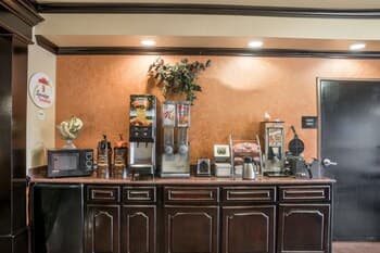 Super 8 by Wyndham Beaumont South / I-10 & Walden Rd