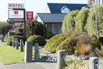 Admiral Court Motel & Apartments