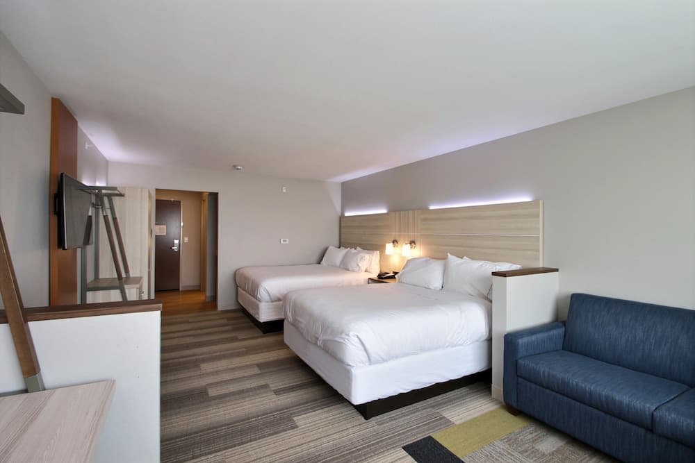 Holiday Inn Express & Suites Fond Du Lac by IHG
