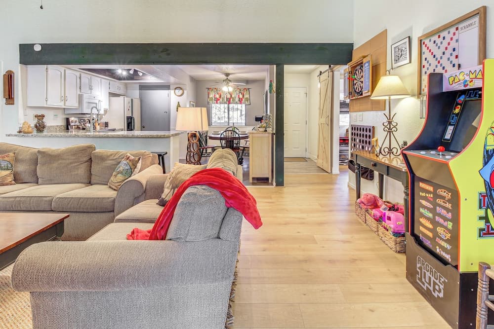 Hike & Golf: Family Home w/ Balcony in Pinetop!