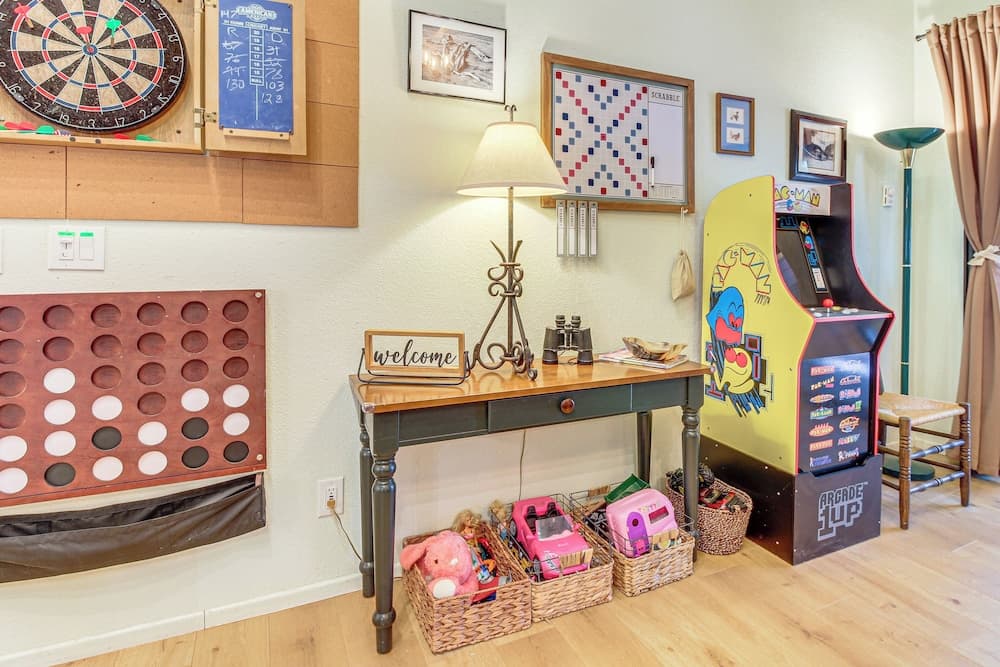 Hike & Golf: Family Home w/ Balcony in Pinetop!