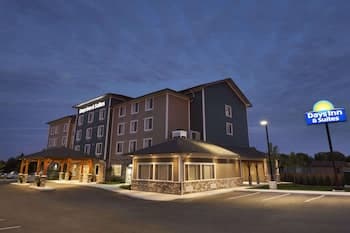 Days Inn & Suites by Wyndham Lindsay