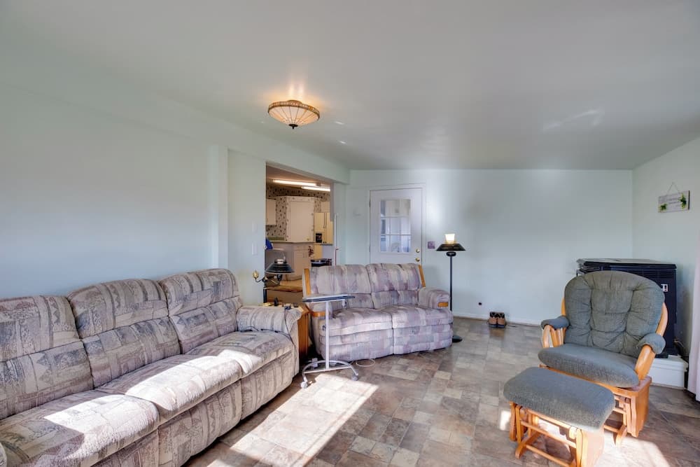 Hot Tub & Screened Porch: Getaway in Montrose!