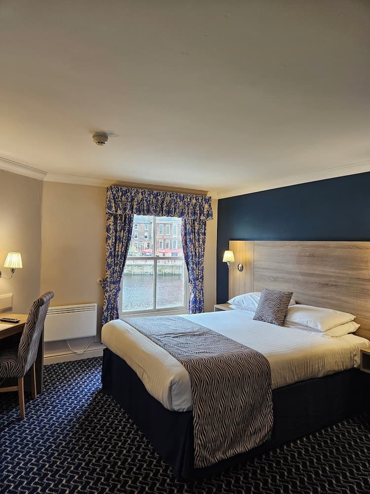 The Queens Hotel & Victoria Cloisters